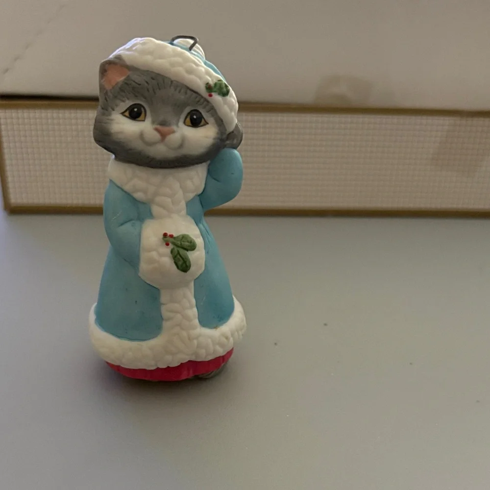 Christmas Kitty 1990 Hallmark Ornament QX4506 EUC